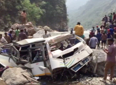El suceso ocurrió por la mañana cuando el vehículo, que cubría una ruta local entre Uttarakhand e Himachal Pradesh, se salió de la calzada y cayó por un precipicio. (Reuters)