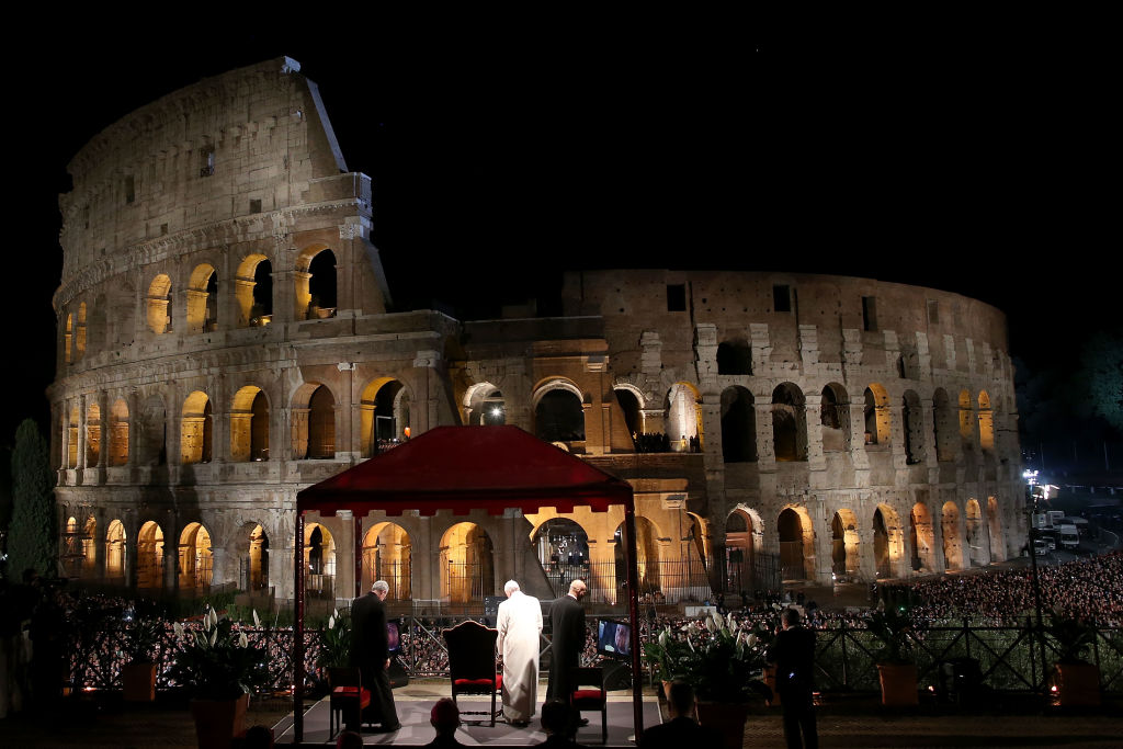 El Vía Crucis se celebró en el Coliseo romano ante unos 20 mil fieles.