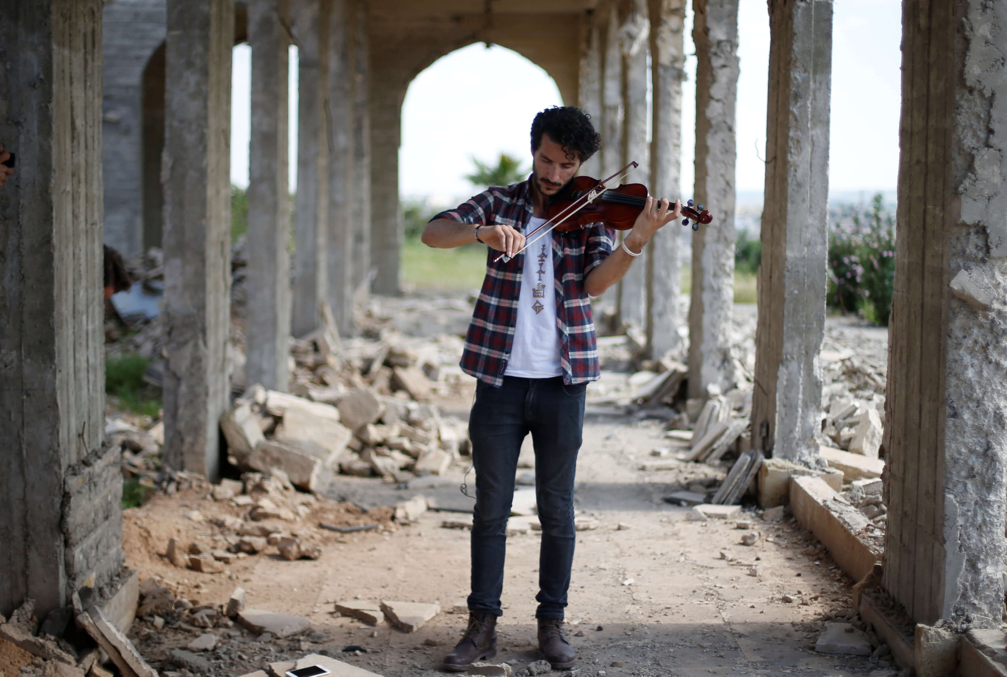 El violinista iraquí, Ameen Mukdad, realizó un concierto en una zona bombardeada de Mosul.
