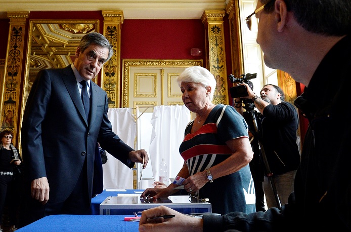 Francois Fillon, miembro del partido político republicano y candidato a la presidencia francesa, emite su voto en París, Francia (Reuters)