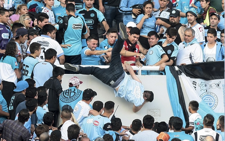 Emanuel Balbo murió después de caer de una tribuna durante un partido de la liga de futbol argentino.
