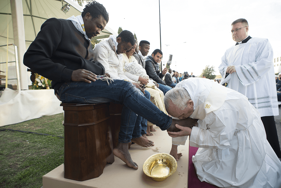 En 2016, el papa lavó los pies a 12 refugiados del centro de acogida de Castel Novo di Porto, en la provincia de Roma. (AP, archivo)