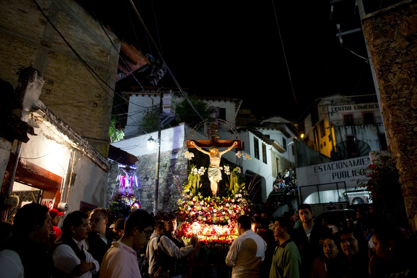 Encruzados acompañan la Procesión de los Cristos en Taxco. (AP)