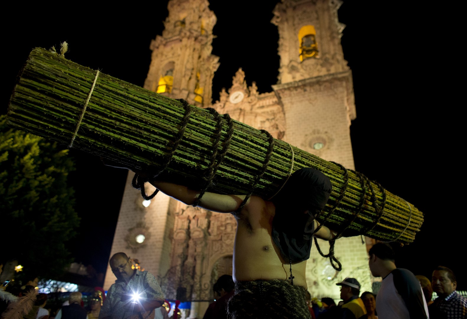 Encruzados participan en la Procesión de los Cristos en Taxco. (AP)