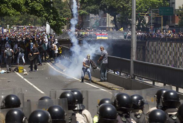 Elementos de la Policía Nacional Bolivariana de Venezuela se enfrentaron con miles de opositores al gobierno de Nicolás Maduro. (AP)