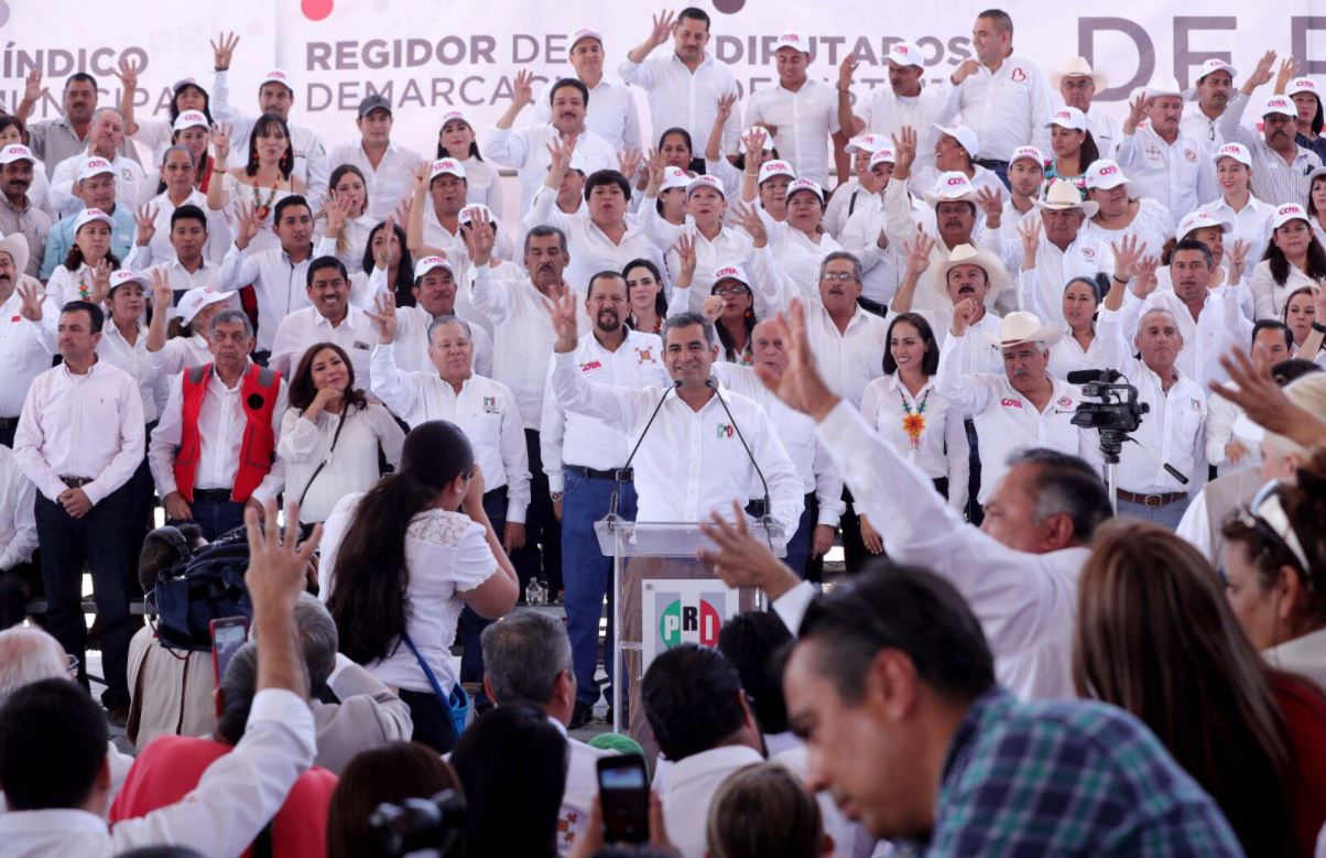 Ochoa Reza tomó protesta a candidatos a diputados en Nayarit (Twitter @EnriqueOchoaR)