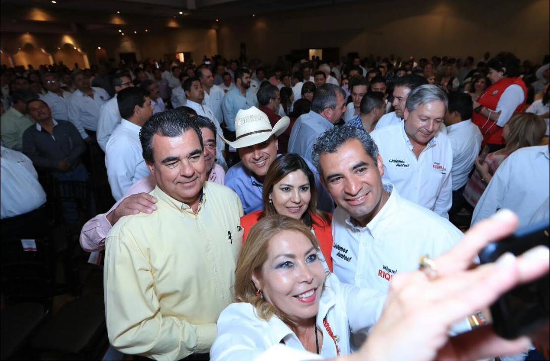 Enrique Ochoa (der.) participa en un evento político en Ramos Arizpe, Coahuila; acusa a los panistas de no saber gobernar (Twitter @EnriqueOchoaR)