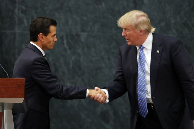 Los presidentes de EU y México, Donald Trump y Enrique Peña Nieto. (AP, archivo)