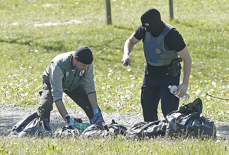 La policía francesa observa las armas encontradas en uno de los zulos cuya localización ha sido facilitada por ETA en la localidad de Saint Pee sur Nivelle, al sur de Francia hoy 8 de abril de 2017