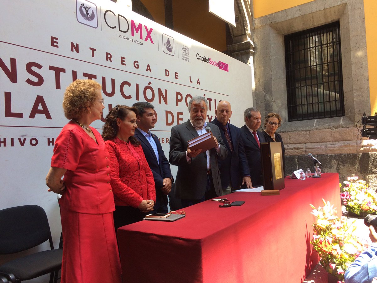 Entregan la Constitución de la CDMX. (Twitter @ConCDMX)