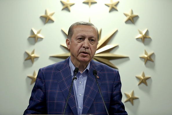 El presidente de Turquía, Recep Tayyip Erdogan, declara la victoria del rerefendo histórico que otorgó amplios poderes a la Presidencia (Getty Images)