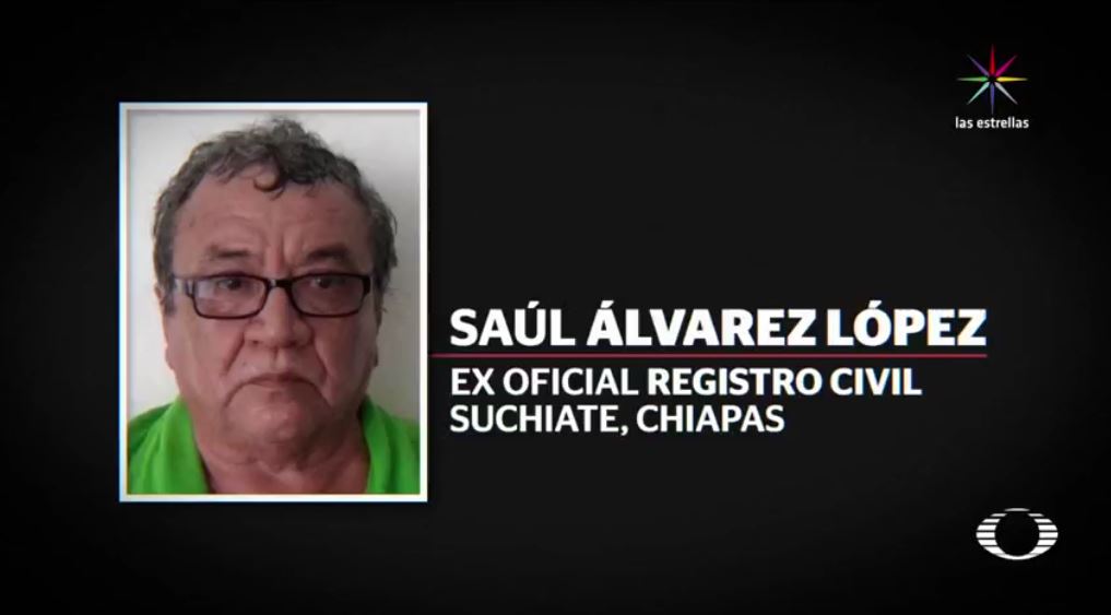 Saúl Álvarez López, ex oficial del Registro Civil de Suchiate, Chiapas, y esposo de la alcaldesa Matilde Espinosa, fue detenido en julio por la expedición ilícita de credenciales para votar y por alterar el padrón electoral; hace un mes fue liberado. (Noticieros Televisa)