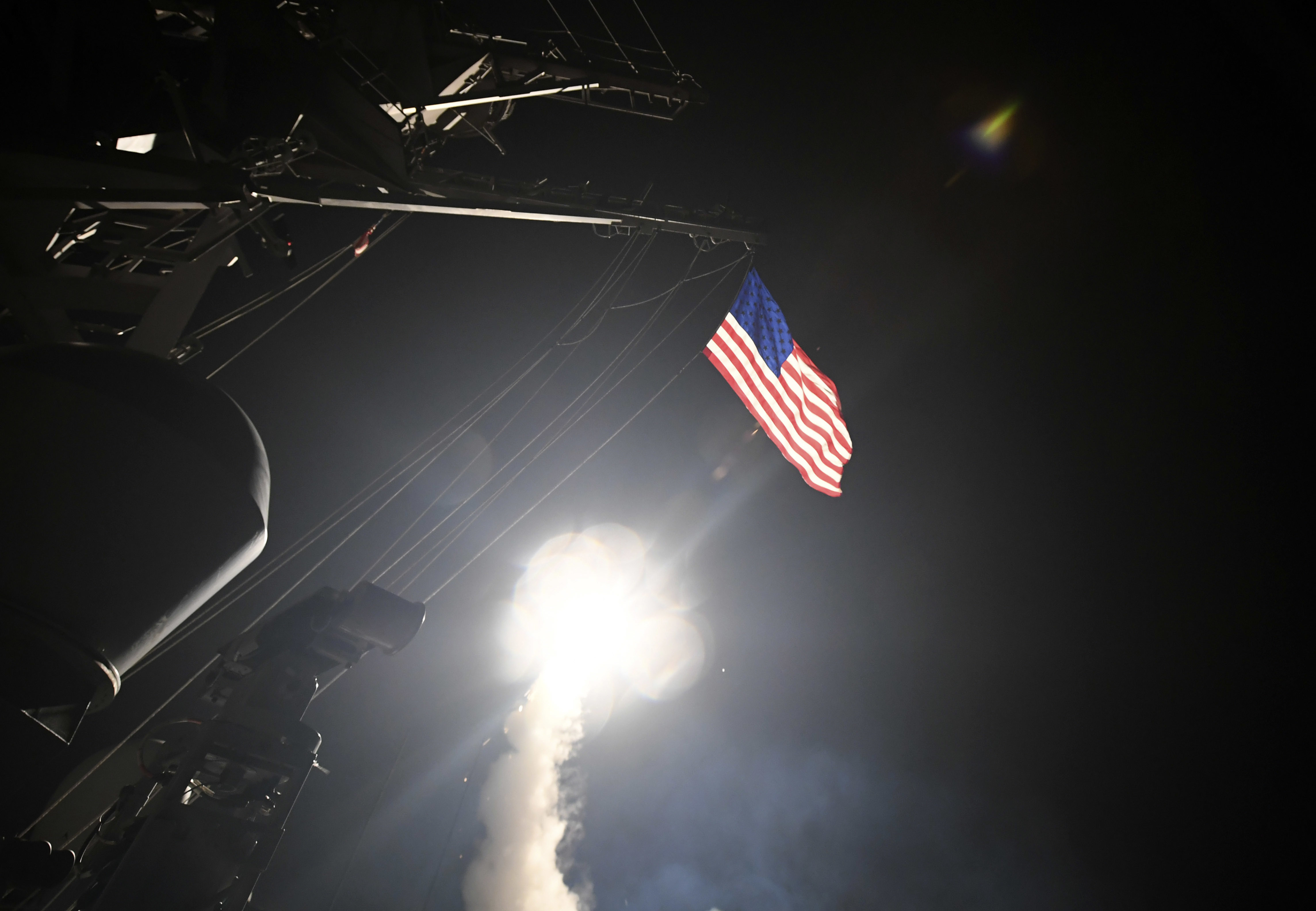 Estados Unidos lanza misiles tomahawk contra Sira.