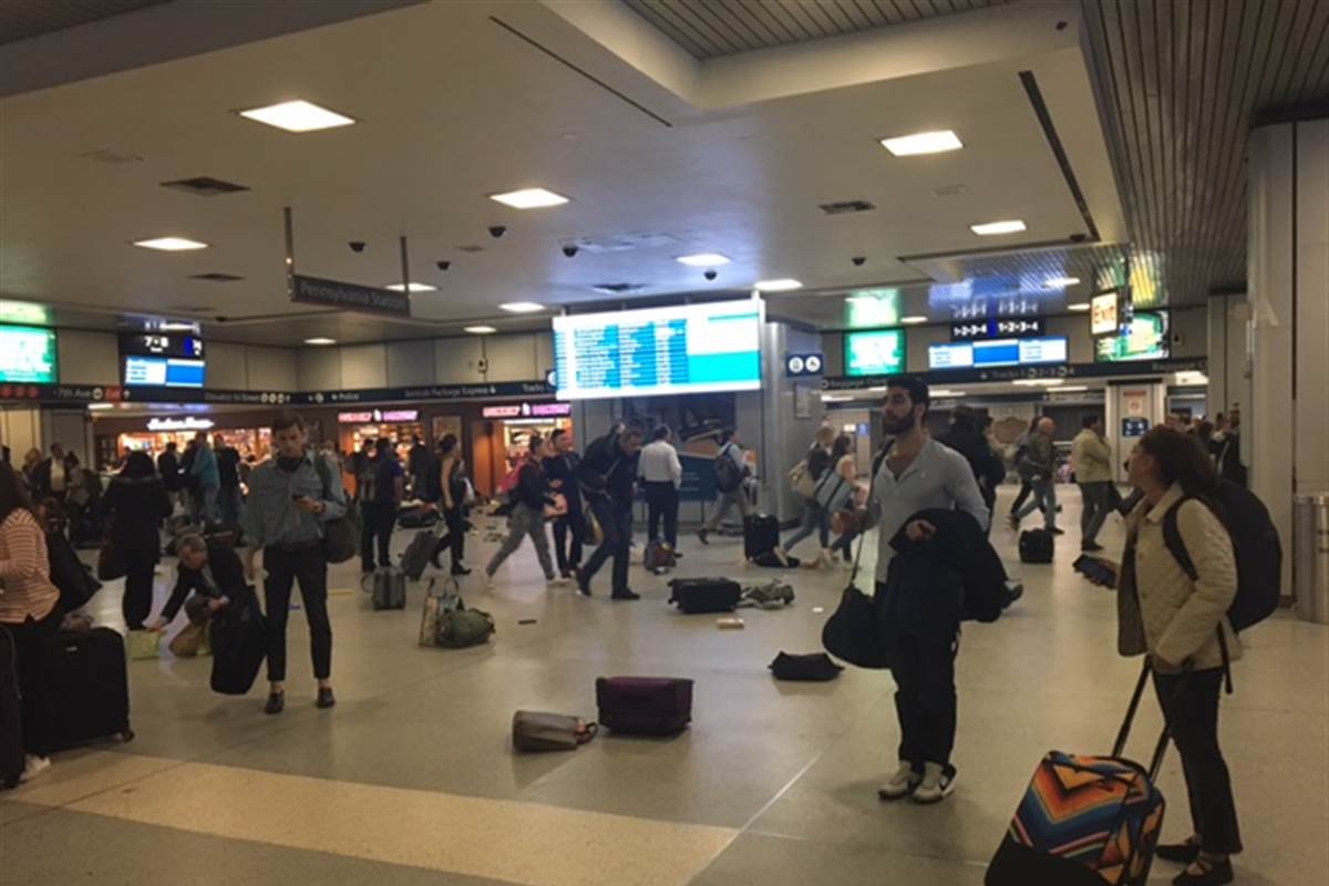 La gente gritó, corrió y dejó la estación llena de maletas abandonadas. (Twitter: @NBCNews)