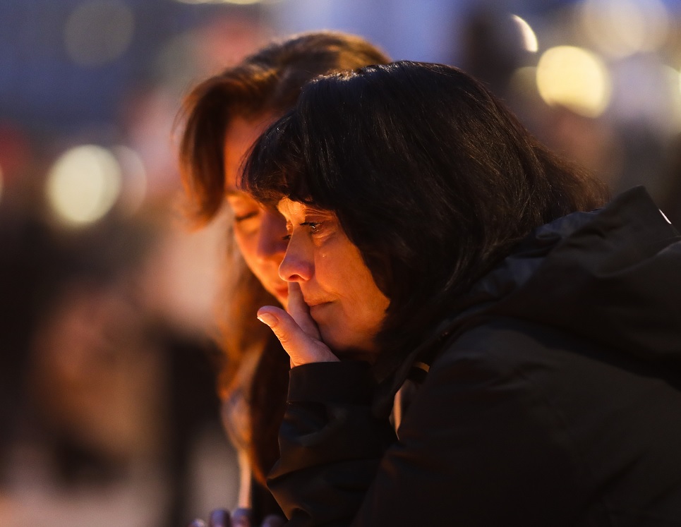 Dos mujeres lloran en la zona del ataque terrorista en el centro de Estocolmo, Suecia (AP)Dos mujeres lloran en la zona del ataque terrorista en el centro de Estocolmo, Suecia (AP)
