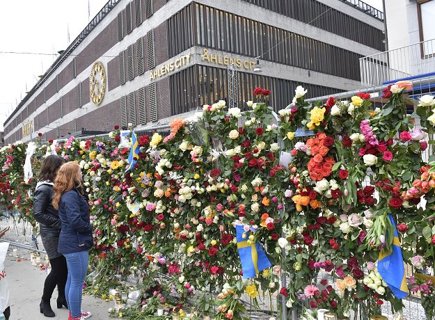 Ofrenda floral en memoria de las víctimas del atentado en Estocolmo. (EFE)