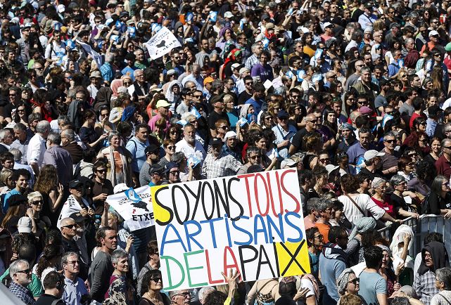 Concentración celebrada en Bayona, Francia, a la que han asistido delegaciones oficiales de EH Bildu y Podemos, dentro de la jornada de actos organizada en la ciudad francesa para respaldar la entrega de las armas de ETA. (EFE)