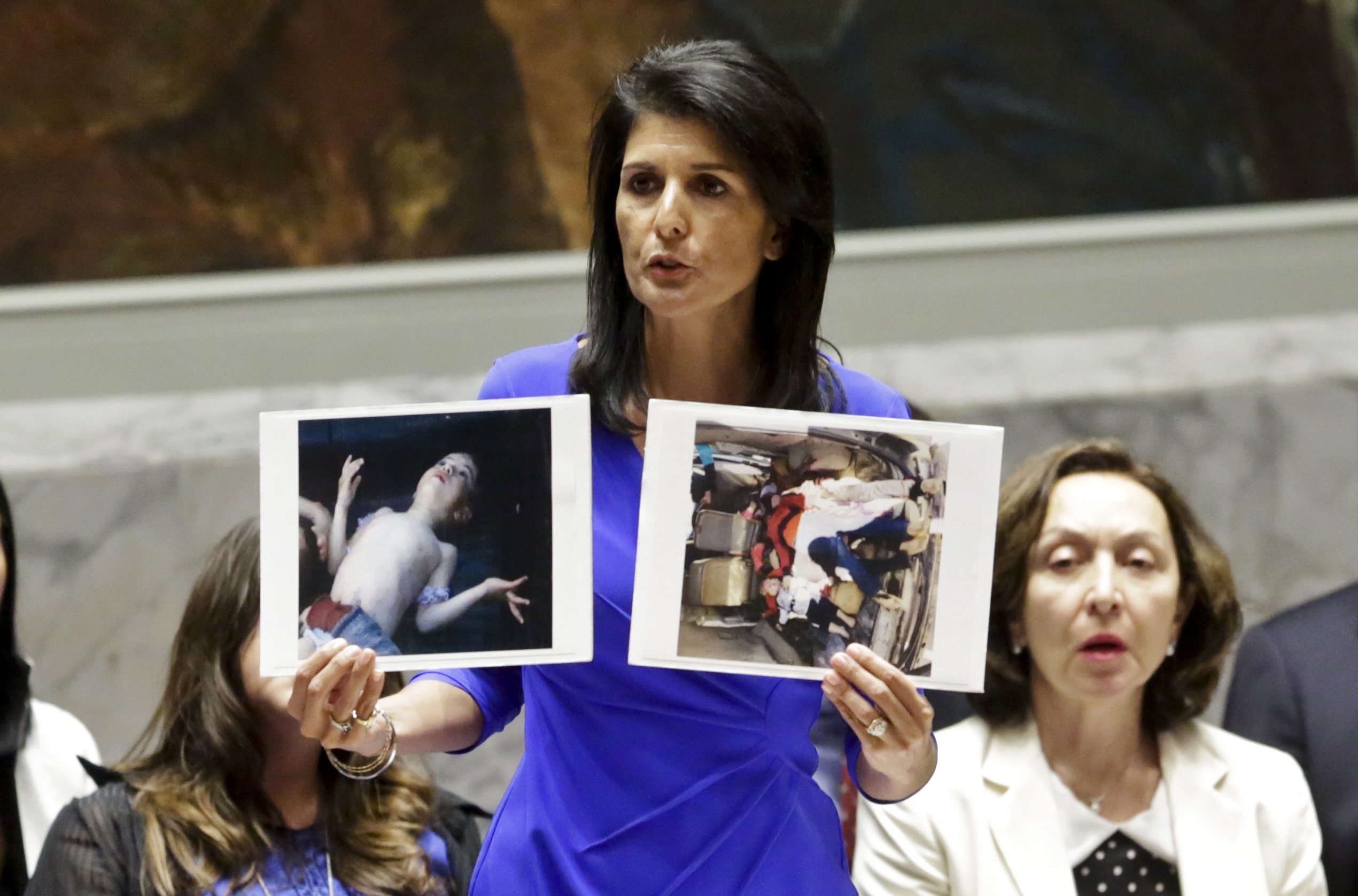 La embajadora de Estados Unidos en la ONU, Nikki Haley, muestra fotos de víctimas sirias tras un ataque químico (AP)