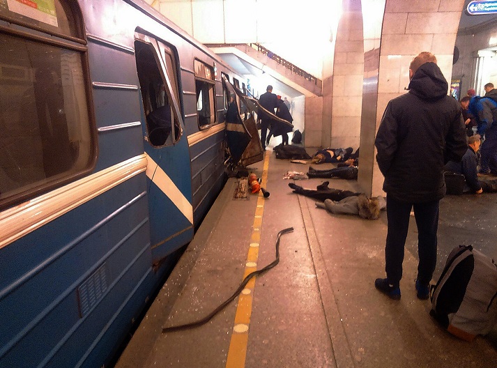 Esta imagen muestra que la puerta de un tren del metro de San Petersburgo ha sido dañada por una explosión (AP)