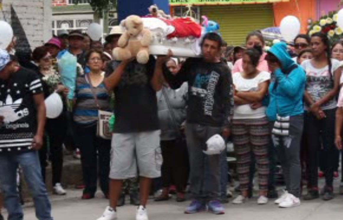 Familiares trasladan féretro del menor que cayó a pozo en Guanajuato