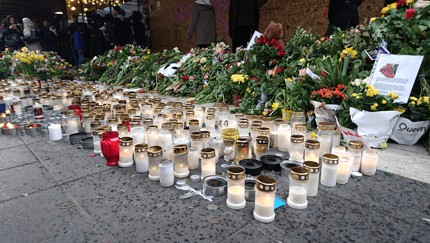 Flores y velas en honor a las víctimas del ataquen en Estocolmo. (Reuters, archivo)