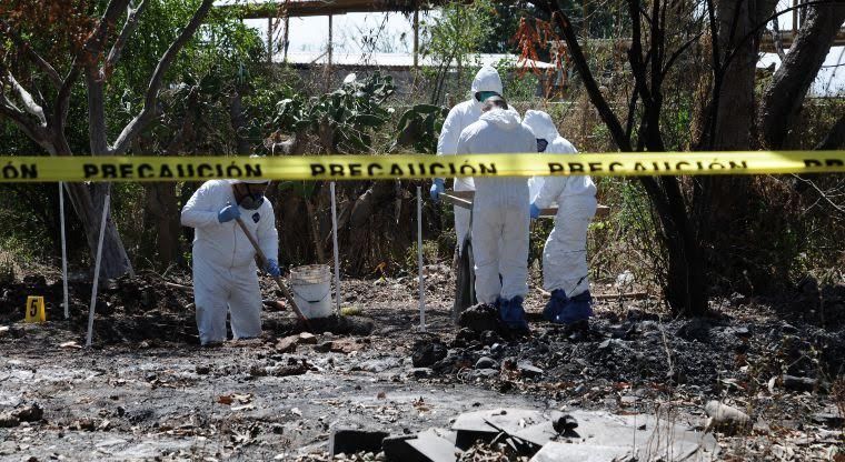 Elementos de Fiscalía y personal de Ciencias Forenses observaron una osamenta y restos humanos en diversos lugares del predio (Noticieros Televisa/Archivo)
