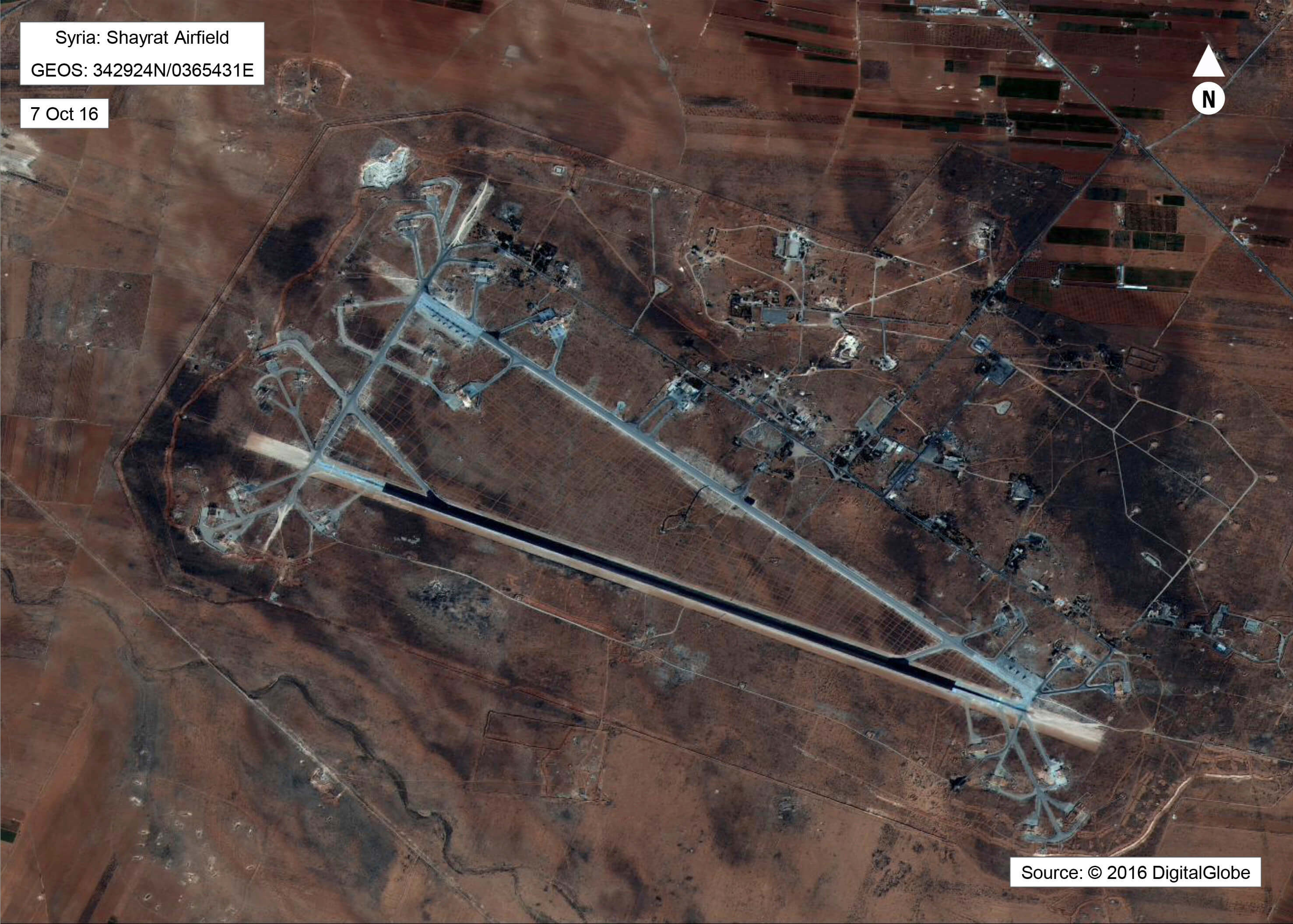 Foto satelital de la base siria atacada por Estados Unidos (AP)