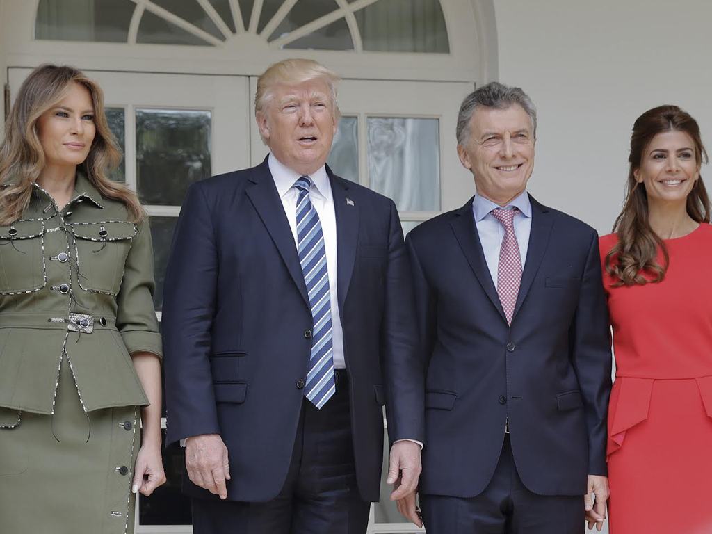 Melania y Donald Trump reciben en la Casa Blanca al matrimonio Macri. (AP)