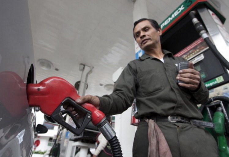 En la Ciudad de México, del 22 al 24 de abril, la gasolina Magna irá de los 16.15 a 16.21 pesos, la Premium de 18.02 a 18.07 pesos (Getty Images/archivo)