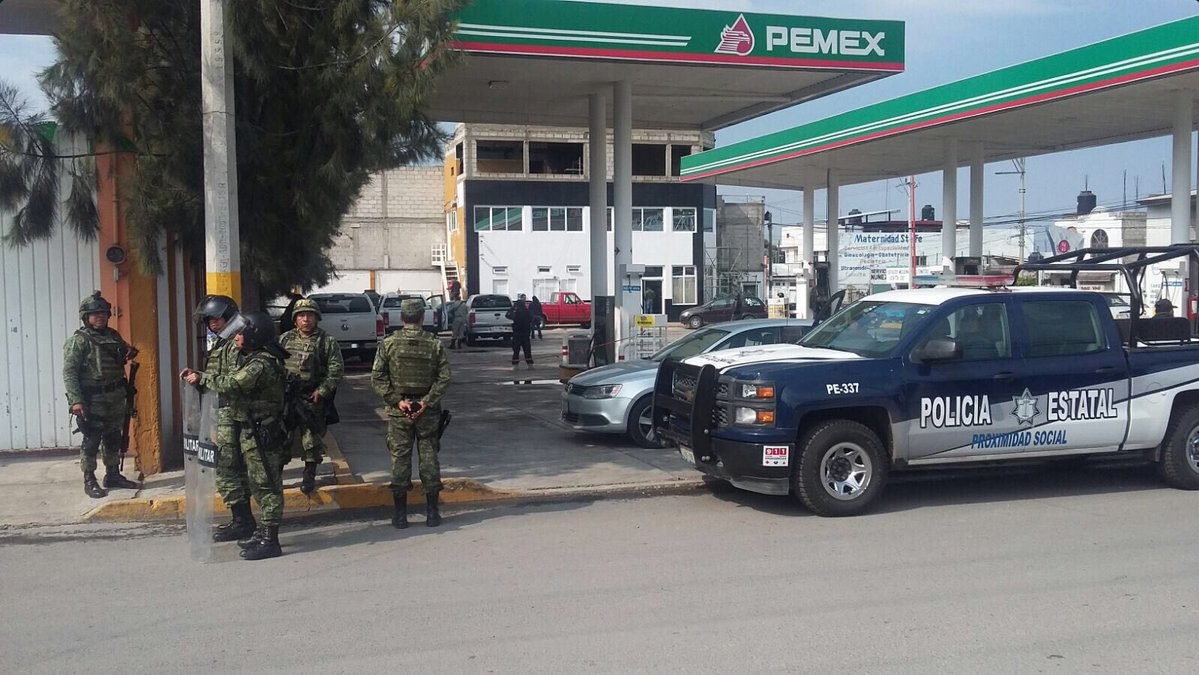 Militares vigilan gasolinera en zona de huachicoleros, en Puebla (Twitter @TirzoIvan)