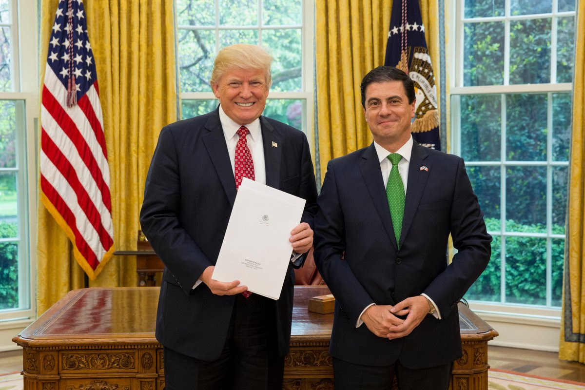 Este lunes el embajador de México en Estados Unidos, Gerónimo Gutiérrez, presentó sus cartas credenciales al presidente Donald Trump. (Twitter)