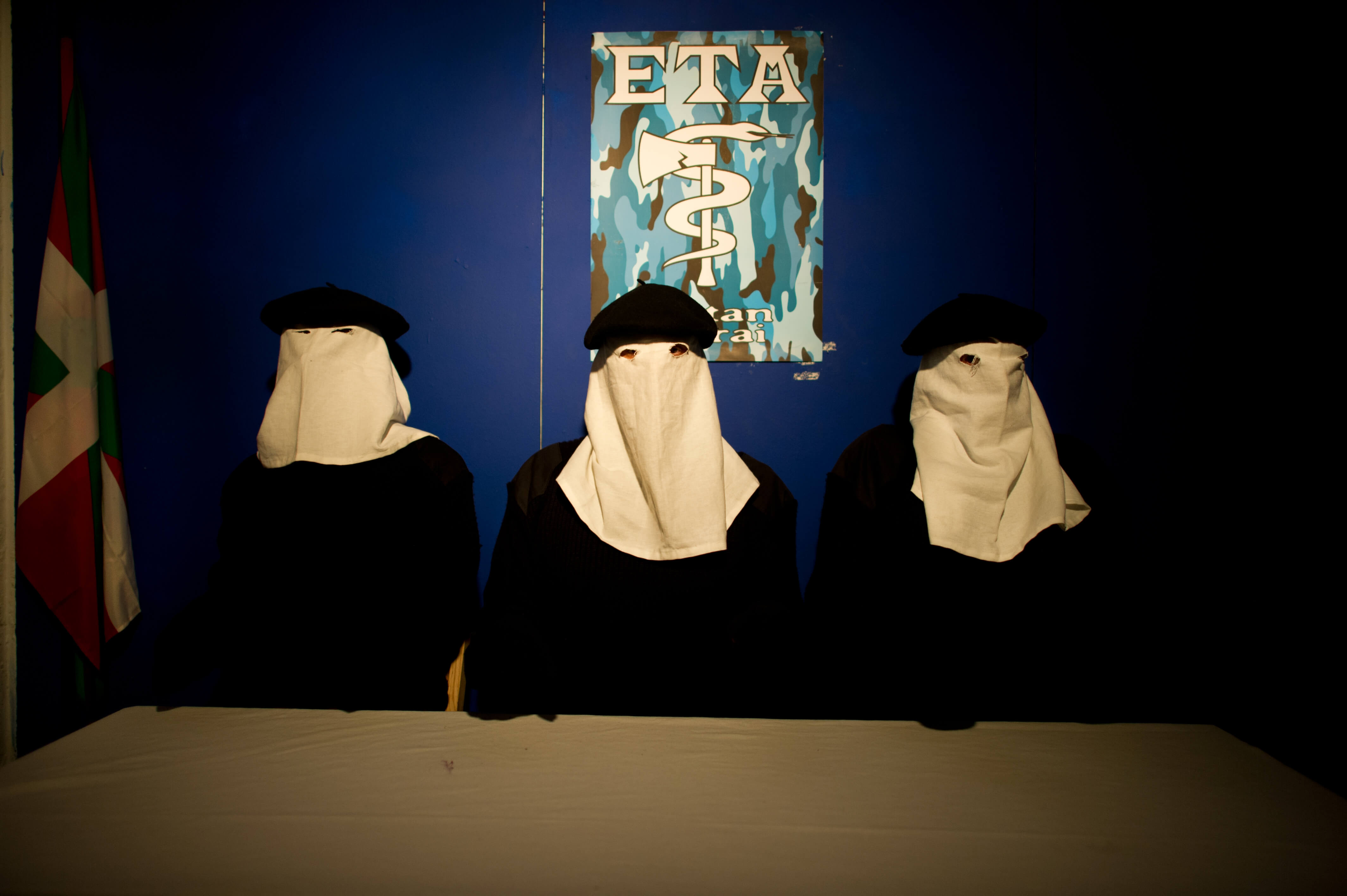 Fotografía que muestra a un grupo de actores interpretando a miembros de la organización separatista ETA. (Getty Images/archivo)