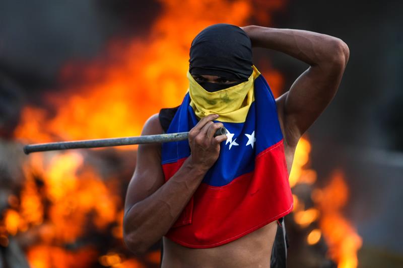 Gobierno de Venezuela y oposición se señalan mutuamente por la violencia que dejó más de 20 muertos. (EFE)