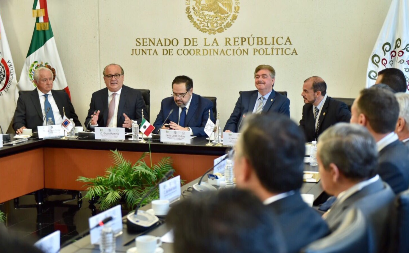 El presidente de la Conago, Graco Ramírez, acudió al Senado para expresar el apoyo a la iniciativa que crea la Comisión Nacional de Fomento a la Industria Vitivinícola. (Twitter: @gracoramirez)