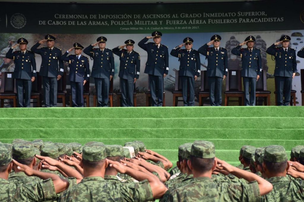 General Cienfuegos rompe protocolo durante ceremonia de graduación de sargentos