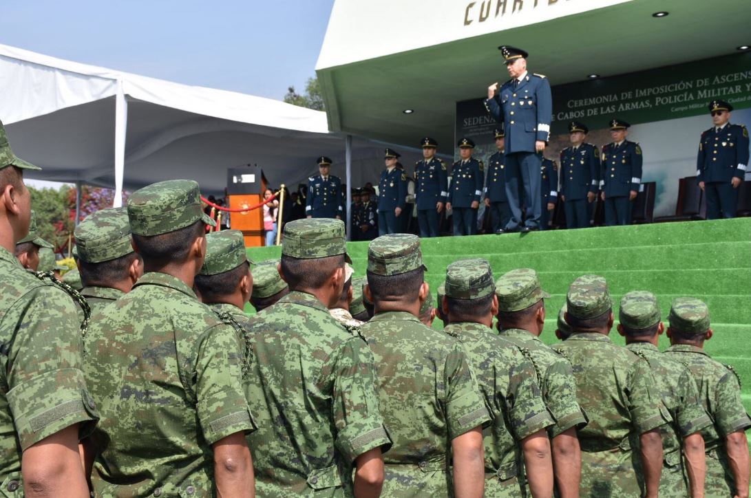 General Cienfuegos rompe protocolo durante ceremonia de graduación de sargentos