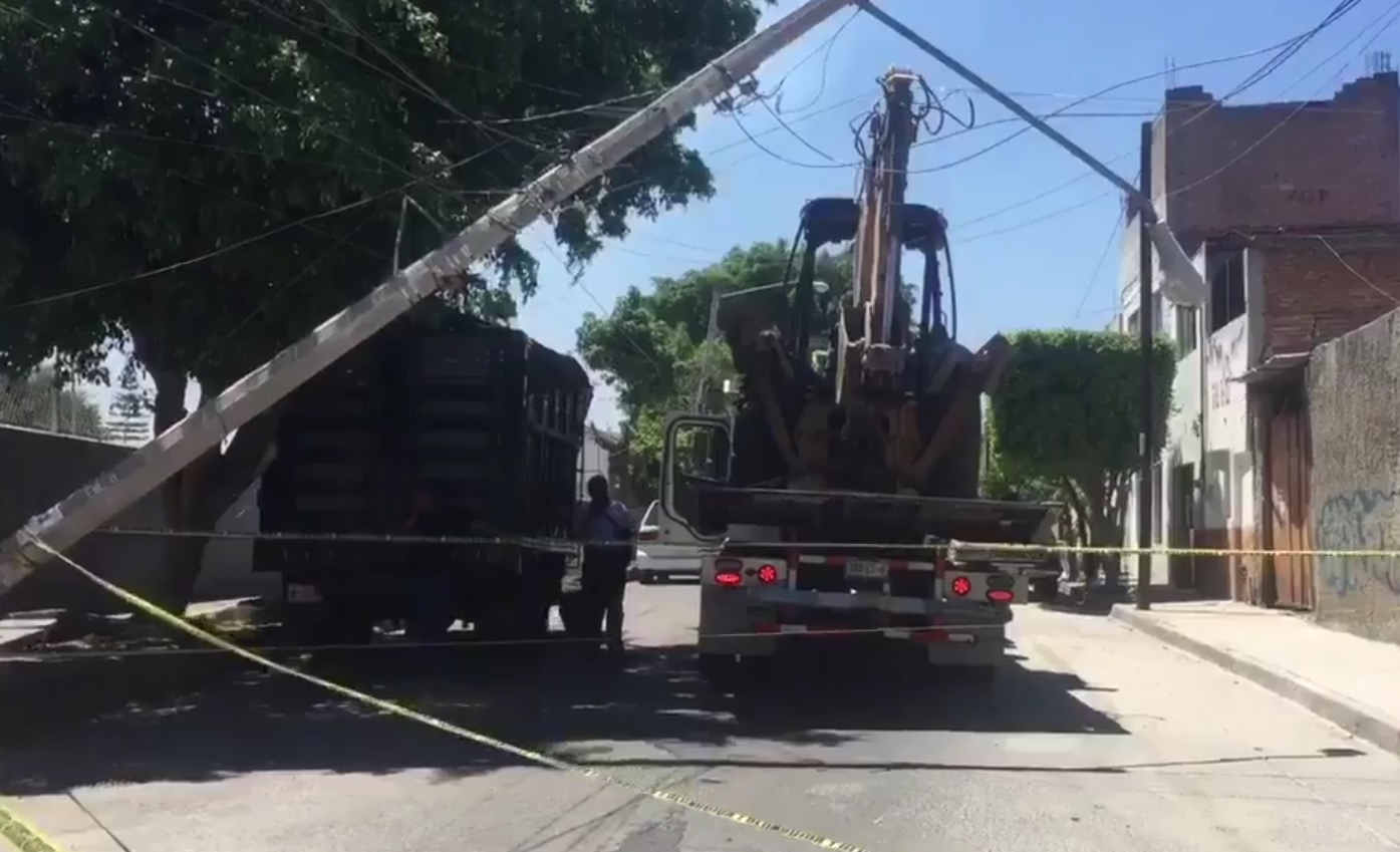 Una grúa que transportaba una retroexcavadora derribó postes y luminarias en una colonia de Guadalajara, Jalisco. (Twitter: @Trafico_ZMG)