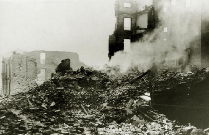 Una escena de devastación en Guernica tras un bombardeo aéreo de aviones en 1937 (Getty Images)