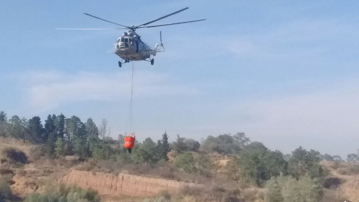 Helicópteros participan en las labores para sofocar incendio forestal en Texcoco. (Twitter @Conafor)