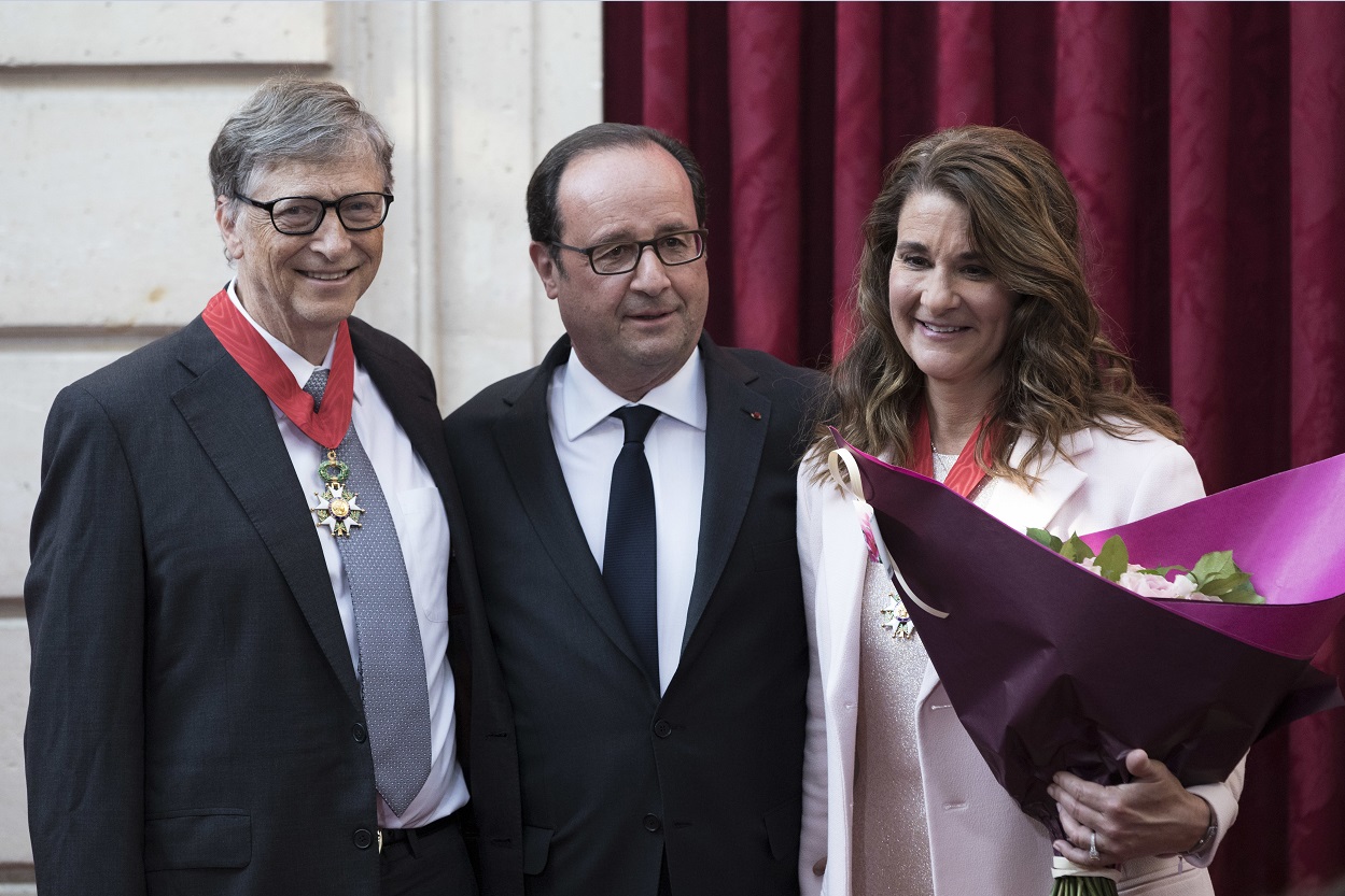 Bill Gates y su esposa son condecorados con insignias de la Legión de Honor en Francia (AP)