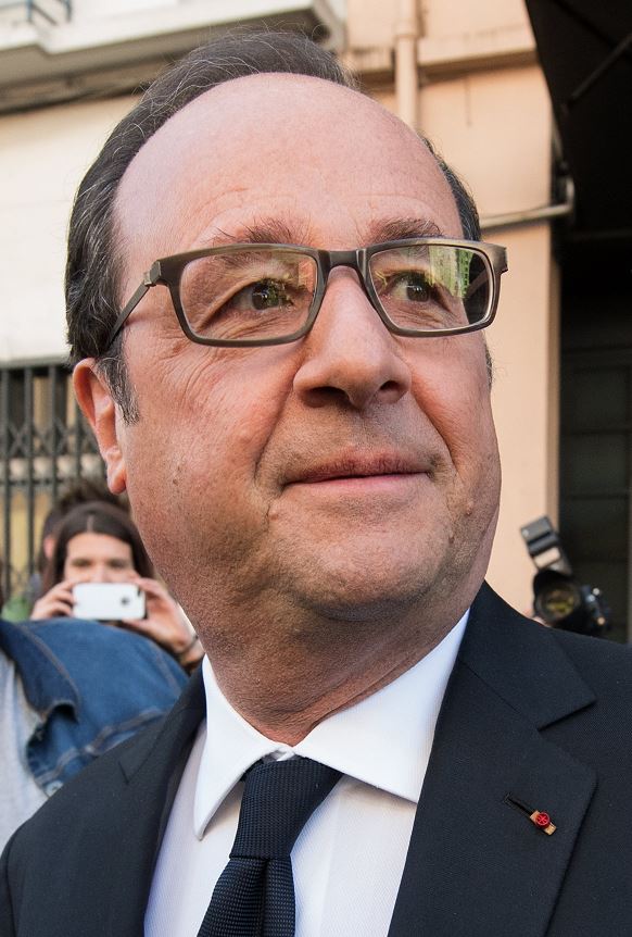 François Hollande, el presidente de Francia, al salir del colegio electoral en Tulle, donde emitió su voto en la primera ronda de las presidenciales. (AP)