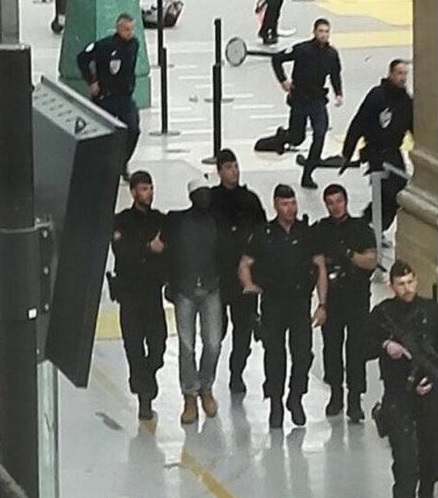 Un hombre fue detenido con un cuchillo en la estación de tren Gare du Nord de París. (@MqGuardiaCivil)