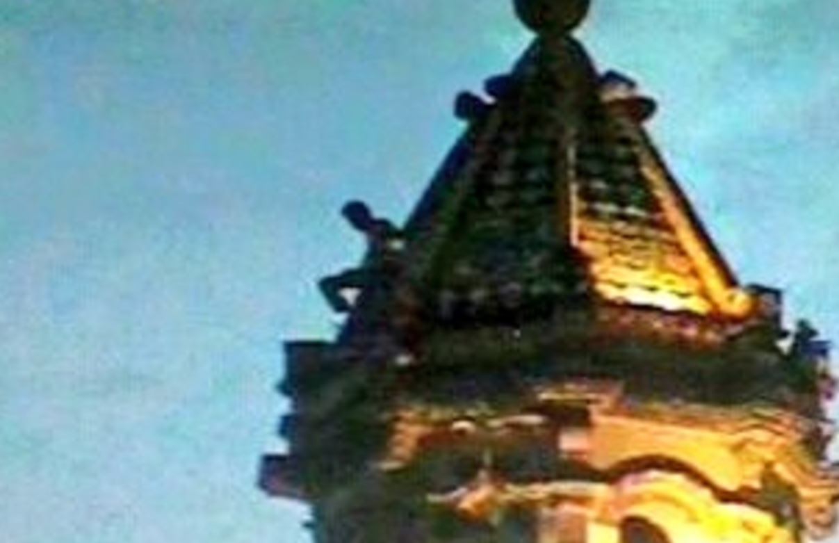 El hombre se las ingenió para subir al campanario principal de la iglesia de Santo Domingo. Amenazaba con lanzarse al vacío. (Twiter: @Iberomed)