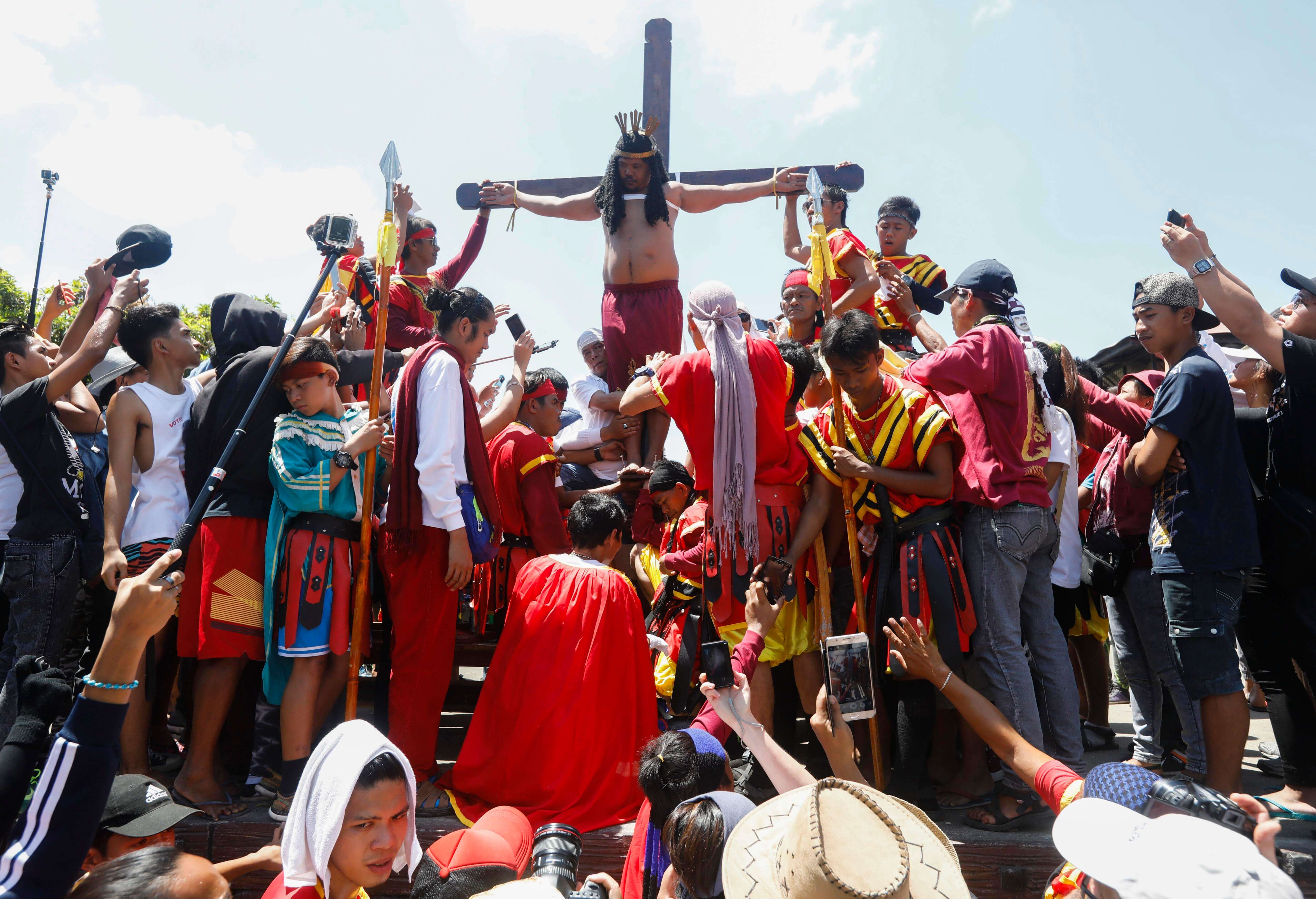 Un penitente filipino es crucificado en público para recordar el sufrimiento de Cristo durante la celebración del Viernes Santo en Filipinas; más de diez devotos son crucificados hoy frente a miles de fieles en Pampanga, entre ellos el llamado "Jesucristo de Pampanga", que se clava en la cruz por 31 año consecutivo (EFE)