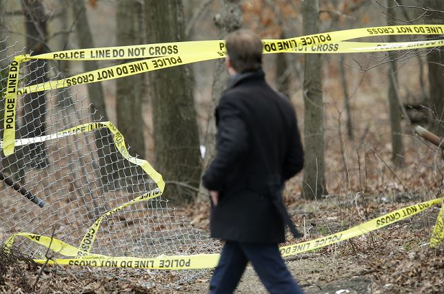 Un hombre recorre la cinta policial cerca de una escena del crimen en Central Islip, Nueva York. (AP)
