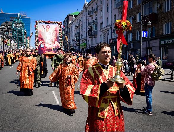 Los sacerdotes ortodoxos participan en una procesión de Pascua desde la Catedral de Pokrovsky hasta la plaza central de la ciudad Yuri Smityuk (Getty Images)