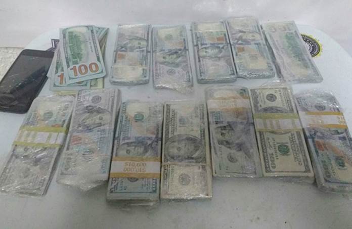 El hombre traía ocultos los billetes en 13 envoltorios de plástico y pretendía abordar un vuelo con destino a la CDMX. (Twitter @PoliciaFedMx)