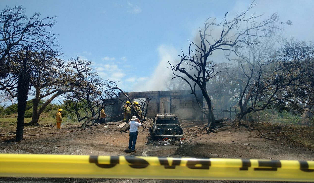 Elementos de Protección Civil, bomberos, Cruz Roja y Policía municipal atendieron el siniestro que ya fue controlado. (Twitter @CAROLINAOCAMPOH)