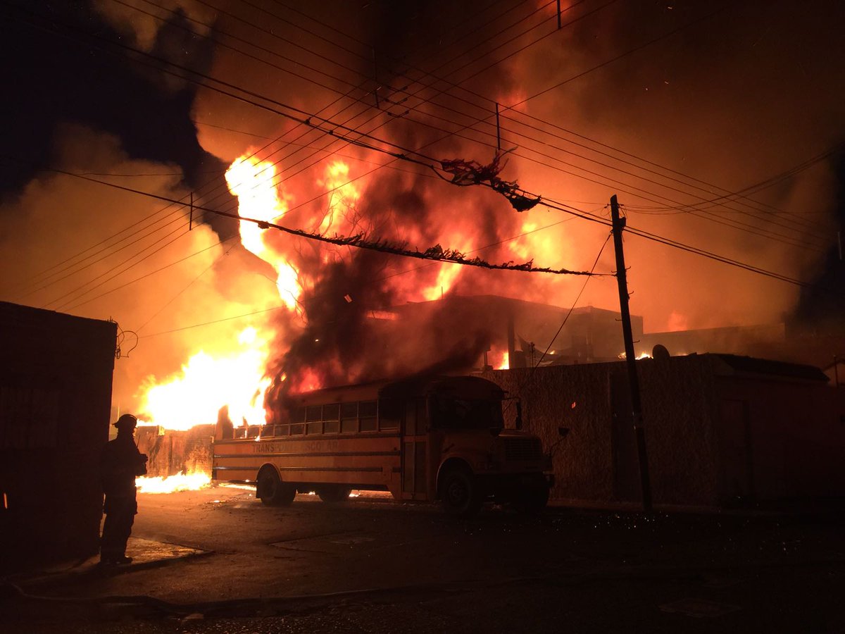 Incendio consume fábrica de tarimas de maderas en Tlaquepaque, Jalisco. (PCTlaquepaque)
