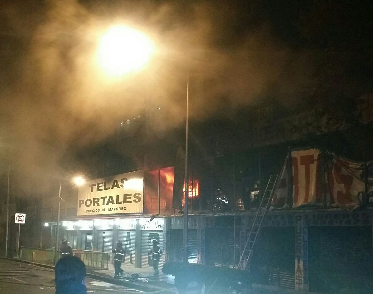 Incendio consume negocio de telas en Tlalpan, CDMX. (Twitter @luismiguelbaraa)